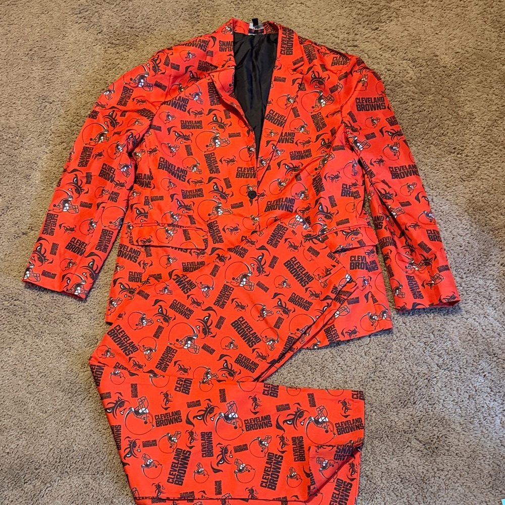 Cleveland Browns two-piece fan suit size 46